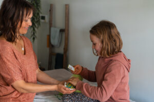 De focus is altijd op positiviteit en de eigenheid van het kind aromatherapie workshop, workshop essentiële oliën, aormaworkshop, workshop Breda, workshop, geuren,DoTerra, aromatherapie, essentiële oliën, essenties, etherische oliën, etherisch, aroma, gezondheid, welzijn, planten, hoofdpijn, migraine, spierpijn, holistisch, preventief, hsp, natuurzuiver, therapie, aromatherapie breda, sheila Haanstra-van Kan, holistisch therapeut, in breda, wellness praktijk, kinderen, citroenolie, pepermuntolie, lavendel olie, essential oils, geurverstuiver maken, reuk, geuren ervaren, kindermassage, kinderen en essentiele olien