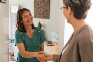 Met holistische coaching word je gezien in je totale functioneren holistische praktijk Breda, energetische massage Breda, ontspanning Breda,massages, balans, balance, massage Breda, Sheila Haanstra-van Kan, EsZensa wellness, holistische wellness praktijk breda, holisme, wellness, ontspanning, balans, gezondheid, rust, workshops, holistisch, energiebalans, consulten, therapie, healing, coaching, wellness producten, nervus vagus, zenuwstelselregulatie, aromatherapie, hooggevoelig, vitaliteit, leefstijlcoaching, massage, healing, coaching, ontspanningsmassage, massageworkshop, massageworkshop Breda, kindermassage, holistisch therapeut